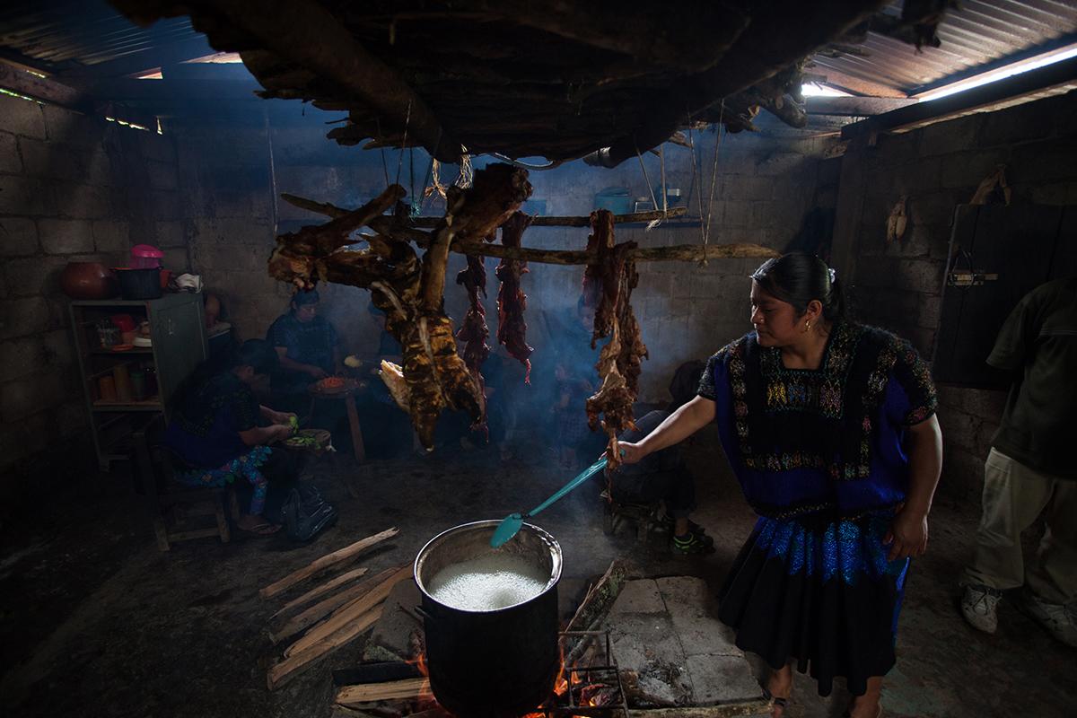 $!En la cocina de la familia Díaz Sántiz prepara la comida, un caldo tradicional de carne de res ahumada y verduras de nombre cihuamut.