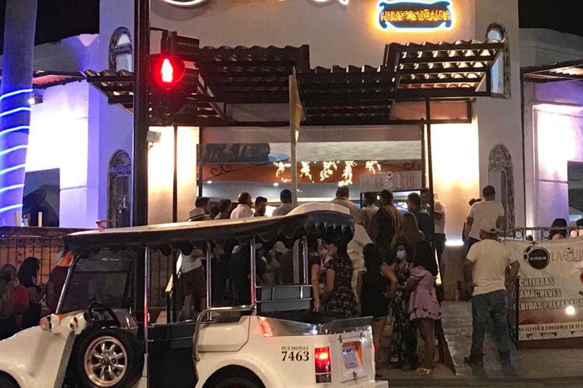 $!Se ‘olvidan’ de la pandemia en el malecón, antros y transporte público de Mazatlán