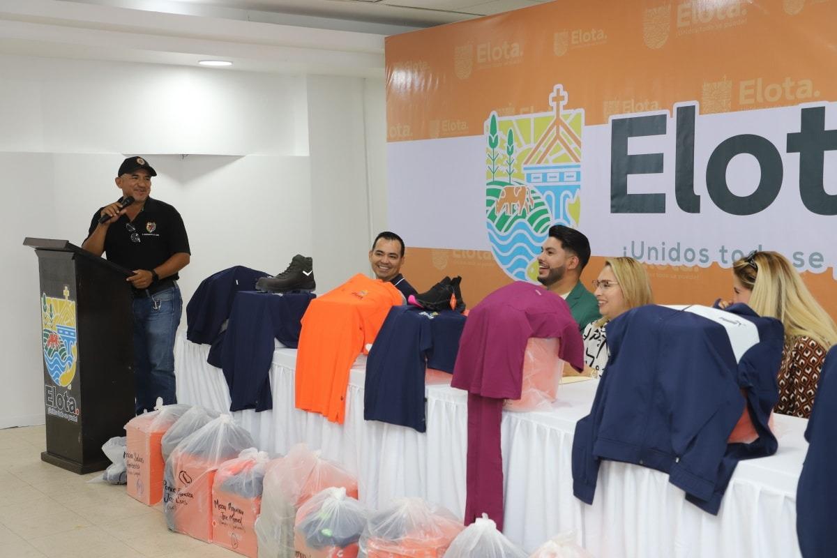 $!Elota entrega uniformes a 140 trabajadores municipales como parte del contrato colectivo
