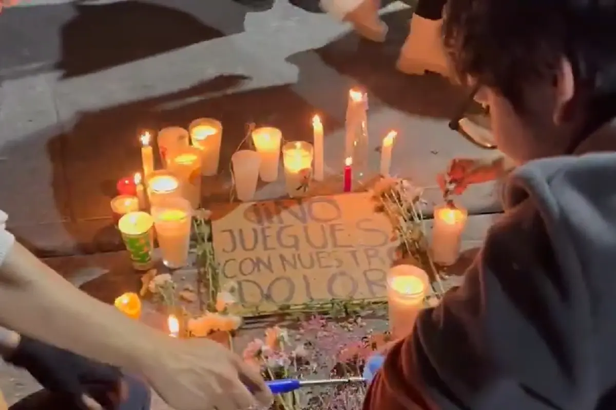$!Familiares de desaparecidos encendieron velas durante la protesta.