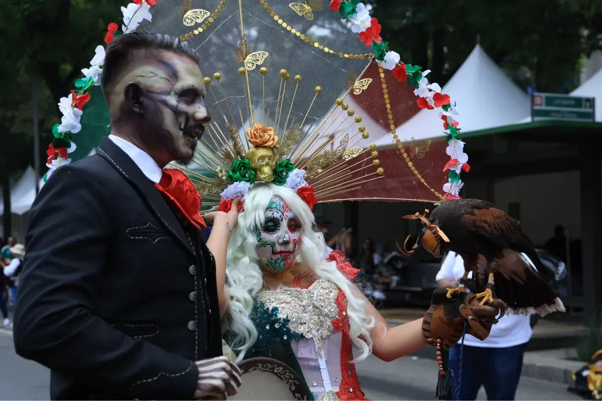 $!El evento incluyó representaciones del Día de Muertos como catrinas, alebrijes y danzantes de pueblos originarios.
