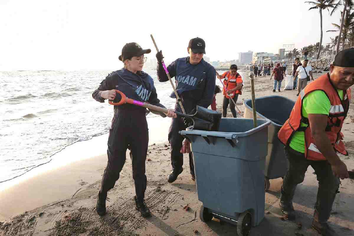 $!Derrame de hidrocarburos en el Golfo de México: refuerzan seguridad, barreras de contención y se han atendido 39 playas