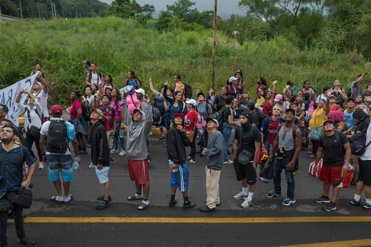 $!Caminan juntos con la esperanza de llegar a EU o, cuando menos, a la Ciudad de México.