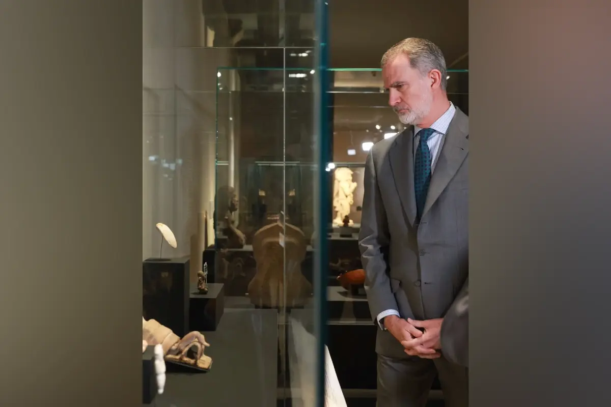 $!El Rey de España visitando exposición de mujeres indígenas en Madrid.