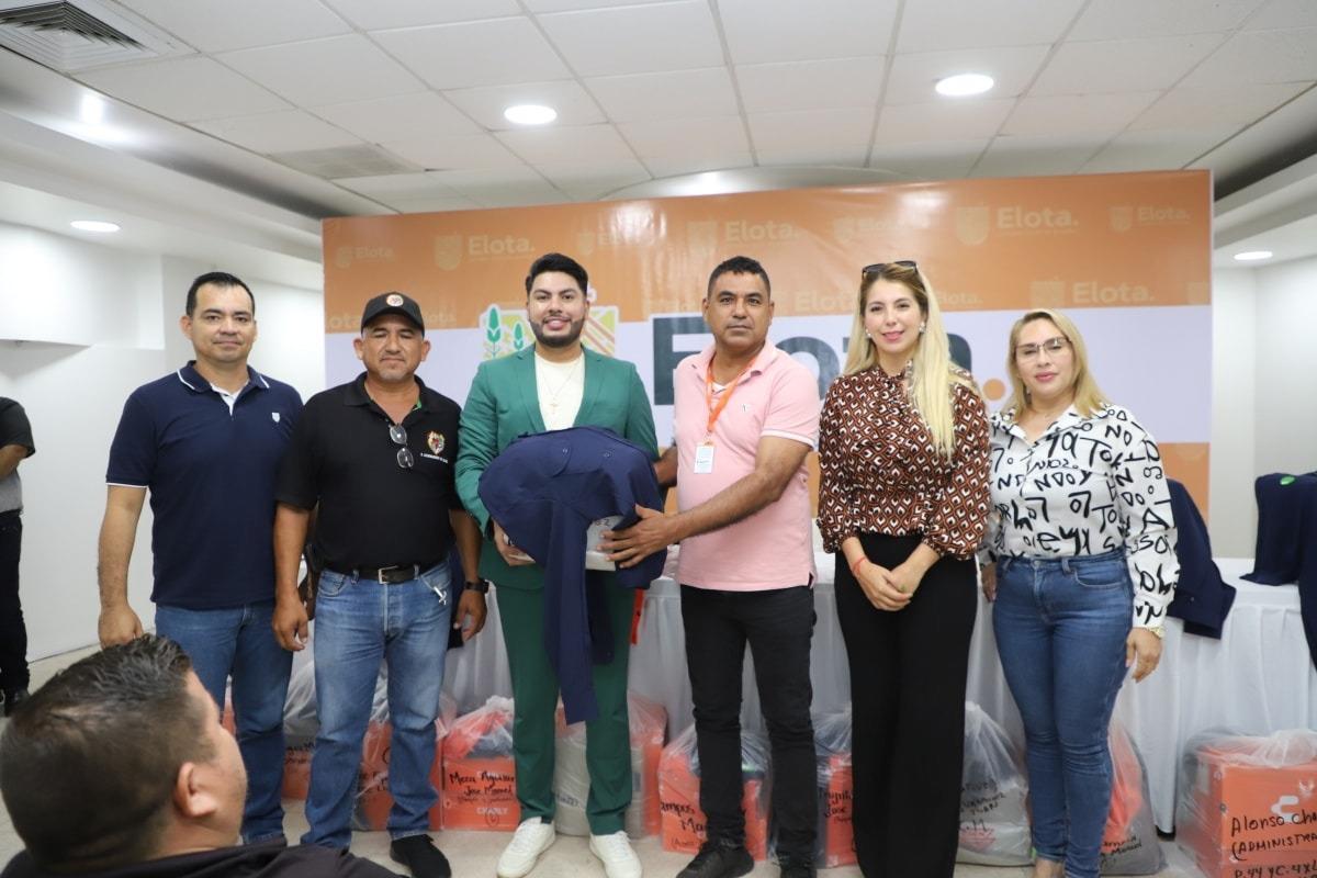 $!Elota entrega uniformes a 140 trabajadores municipales como parte del contrato colectivo
