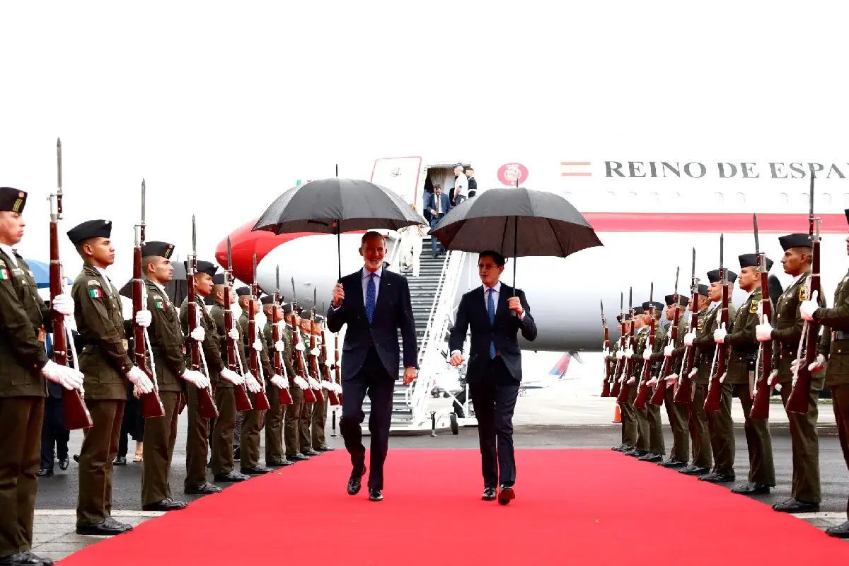 $!Arribo del Rey de España Felipe VI a México, donde fue recibido por el Secretario de Relaciones Exteriores, Roberto Velasco.