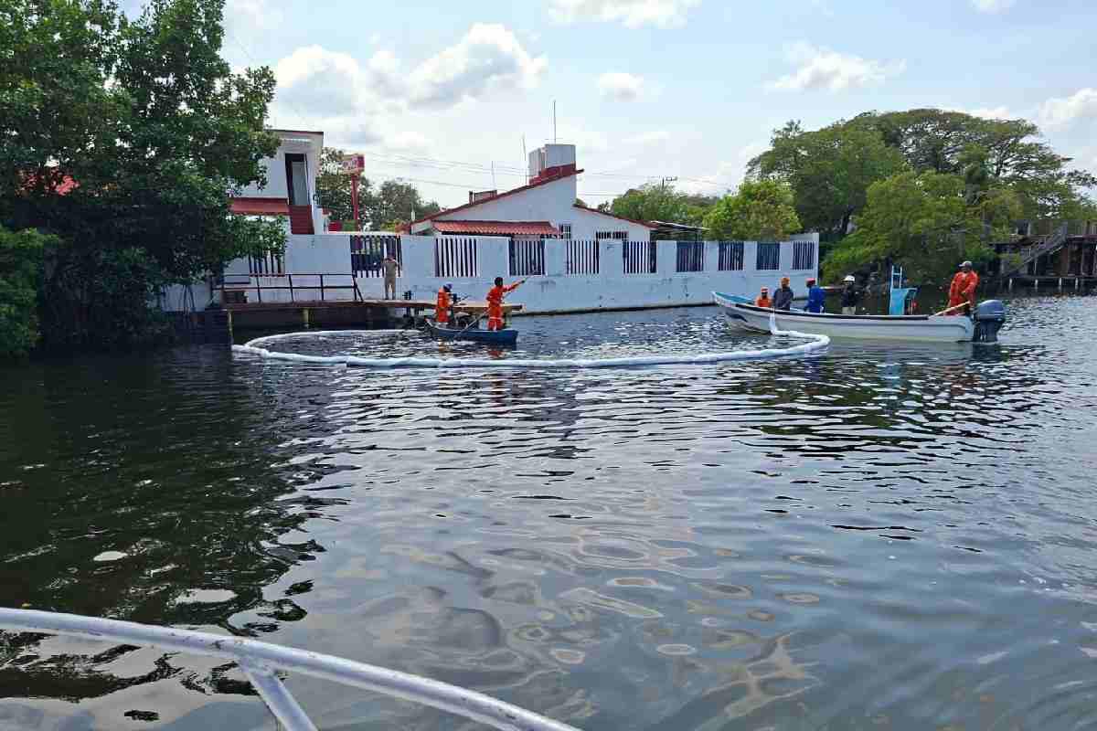 $!Atiende Pemex nueva fuga en pozo petrolero en Minatitlán, Veracruz