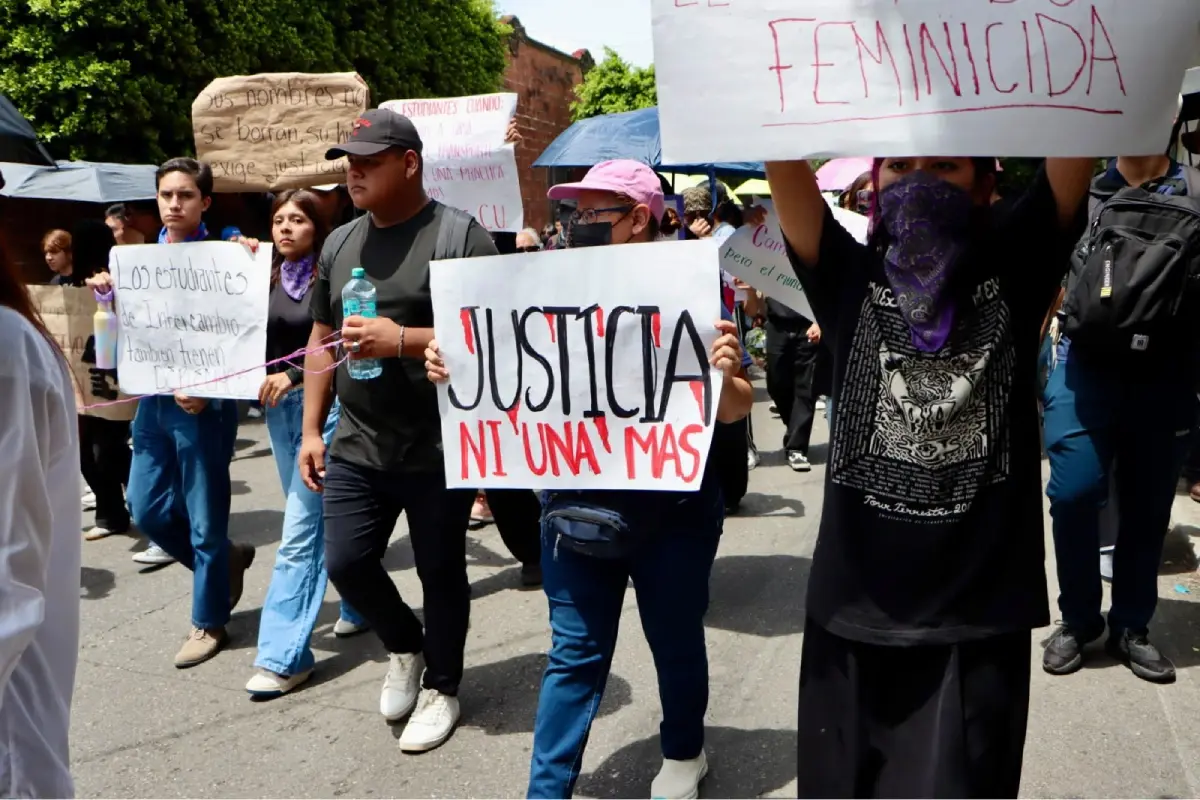$!Estudiantes marchan en Cuernavaca para exigir justicia por Claudia Tacoronte
