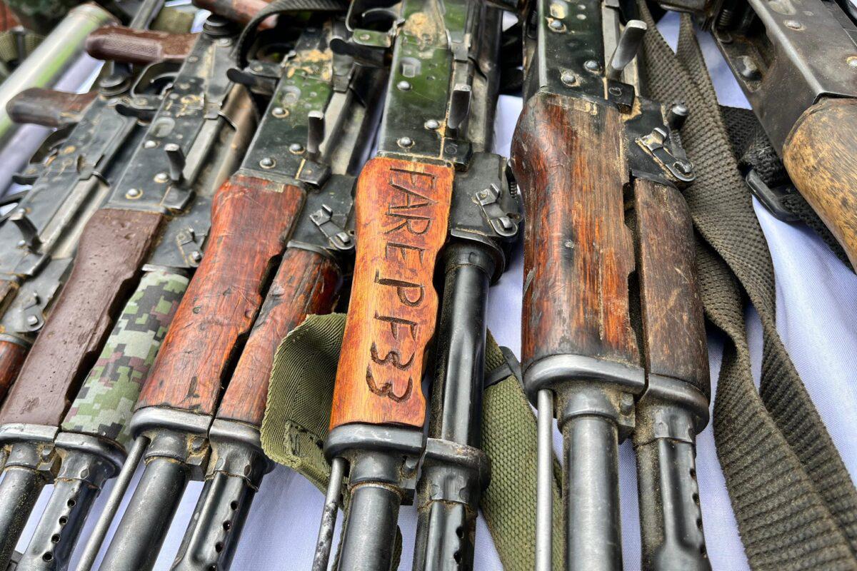 $!65 integrantes del frente 33 en el Catatumbo se sometieron ante las fuerzas militares el 25 de enero de 2025. Se incautaron 54 armas largas, 2 ametralladoras, 1 fusil de francotirador, 1 pistola, 80 granadas de mortero, proveedores y munición de distintos calibres y una tonelada de explosivos.