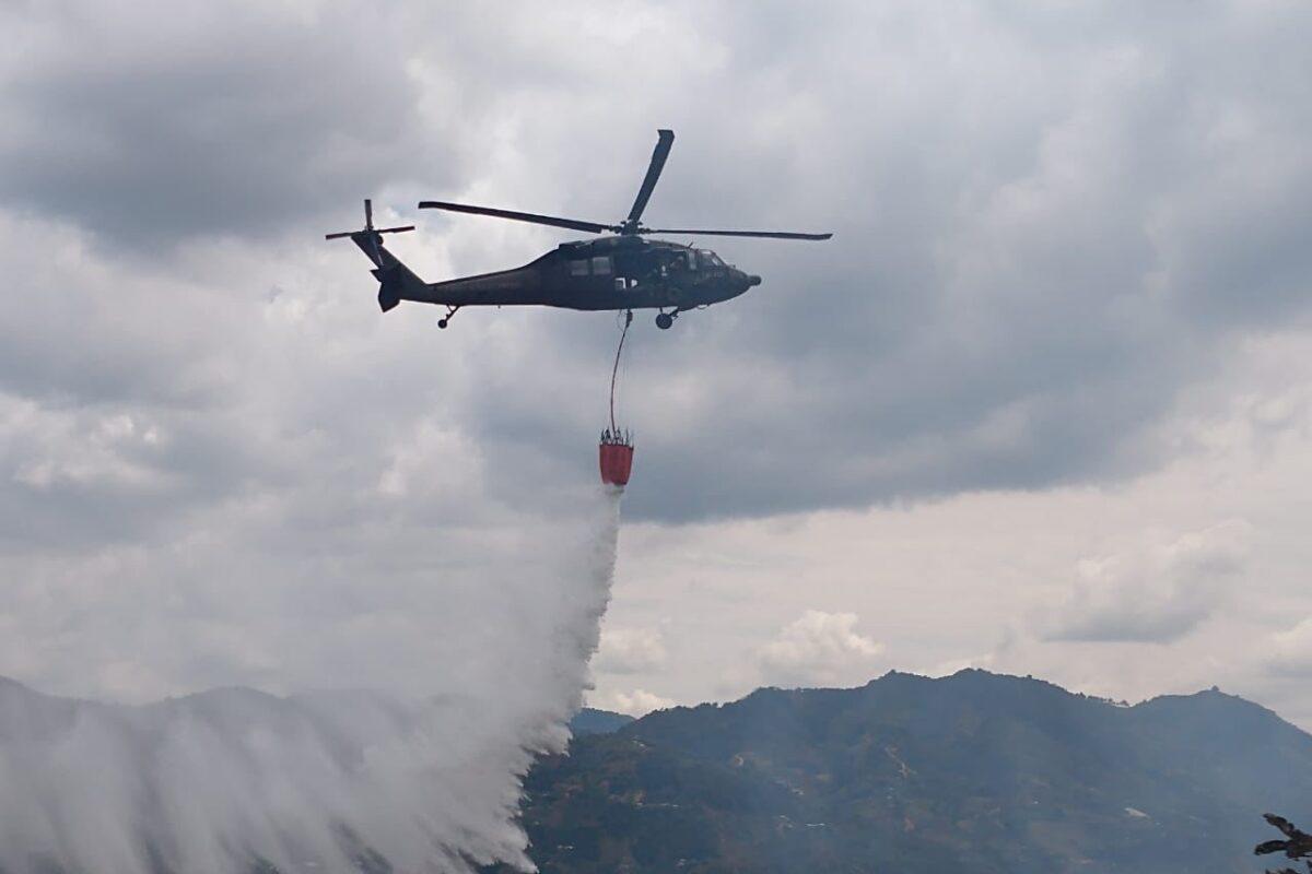 $!Un helicóptero de la Fuerza Aeroespacial colombiana realizando descargas con el equipo Bambi Bucket para extinguir un incendio en San Vicente, Antioquia (Enero 2024).