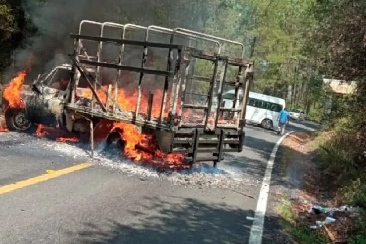 $!Vehículo incendiado durante los bloqueos carreteros en Charapán y zonas aledañas.