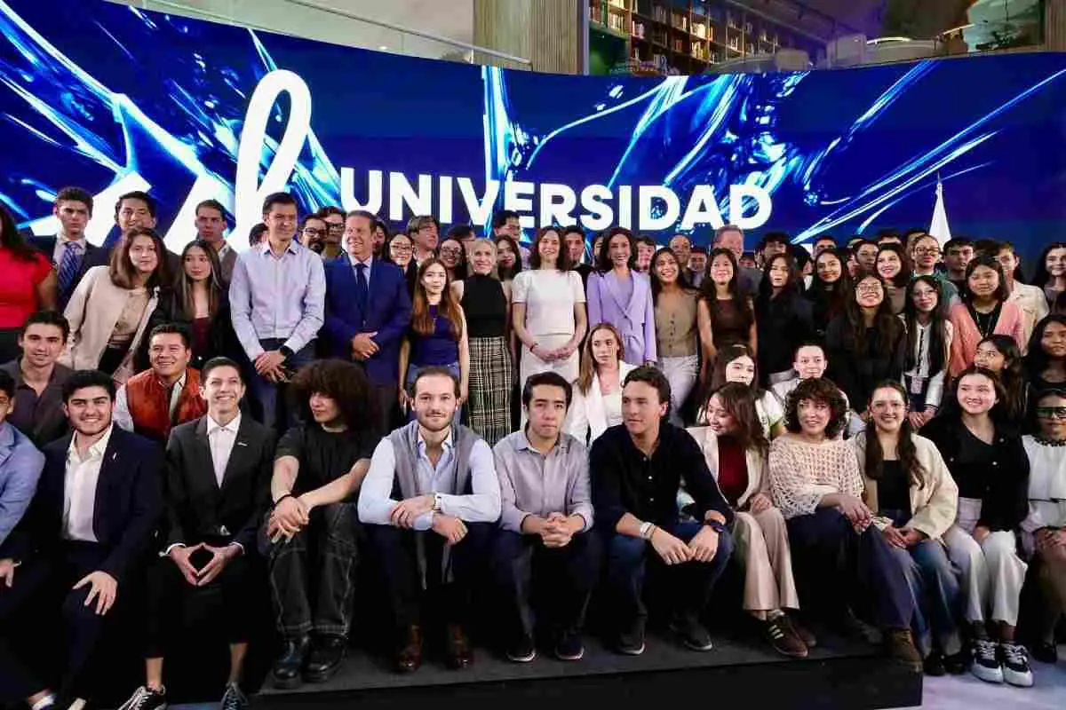 $!Ayuso con estudiantes.