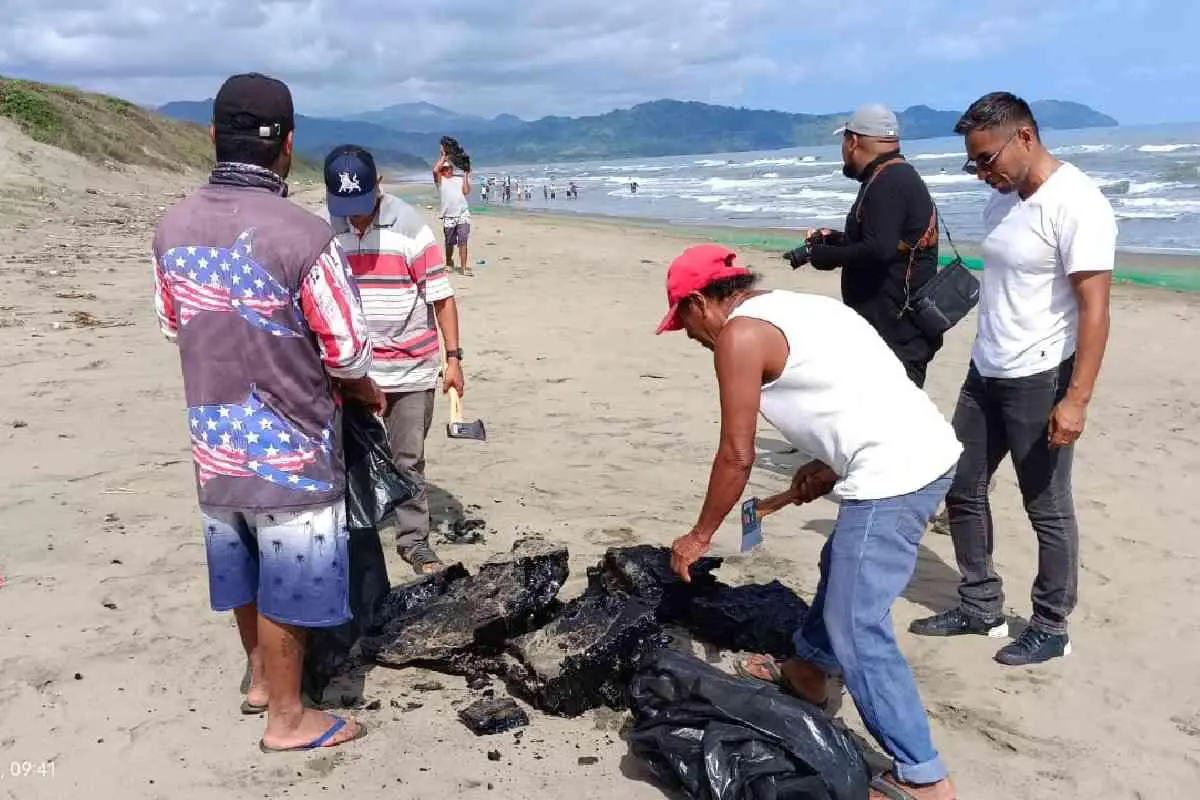 $!Derrame avanza en Veracruz y Tabasco; organizaciones y comunidades denuncian que la limpieza de Pemex es insuficiente