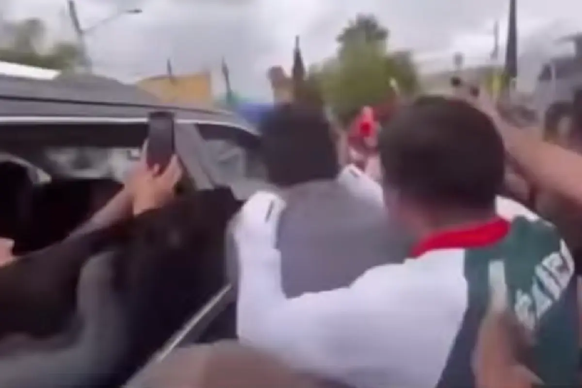 $!Docentes de la CNTE increparon a Sheinbaum en Aguascalientes y le entregaron un documento.
