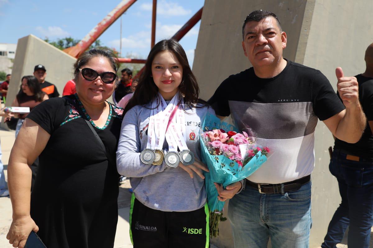 $!Reciben con entusiasmo a la delegación sinaloense de tiro deportivo; llega cargada de medallas