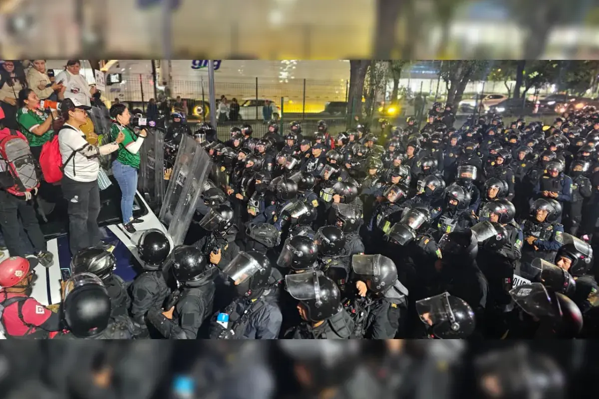 $!Policías impiden el paso de manifestantes previo al Estadio Azteca.