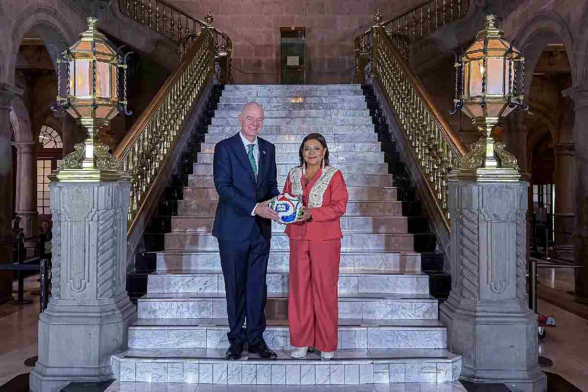$!Sheinbaum y el presidente de la FIFA afinan detalles para el Mundial 2026