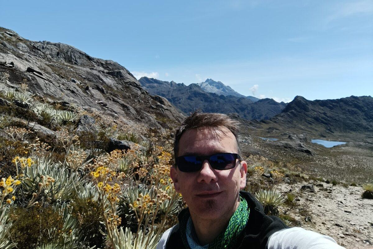 $!El ecólogo venezolano Luis Daniel Llambí, en el páramo del Alto del Santo Cristo, con el Pico Humboldt en el fondo.
