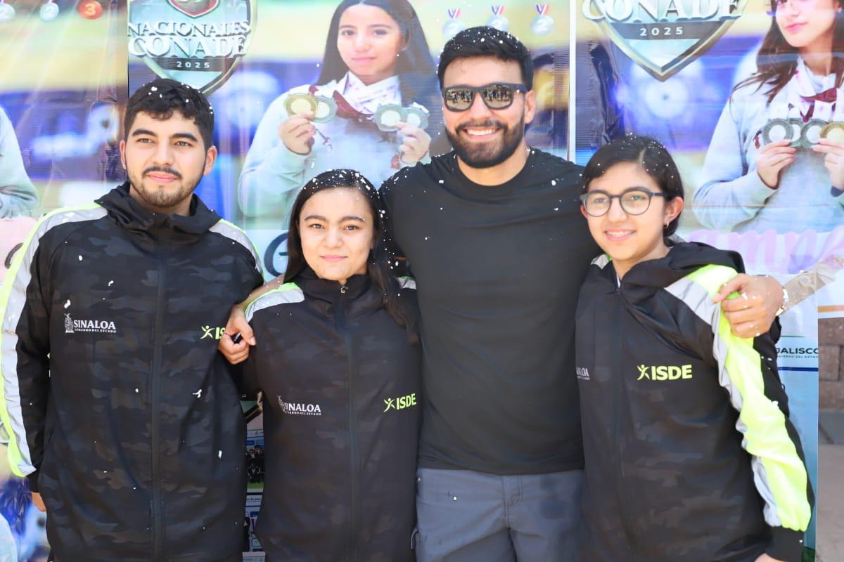 $!Reciben con entusiasmo a la delegación sinaloense de tiro deportivo; llega cargada de medallas