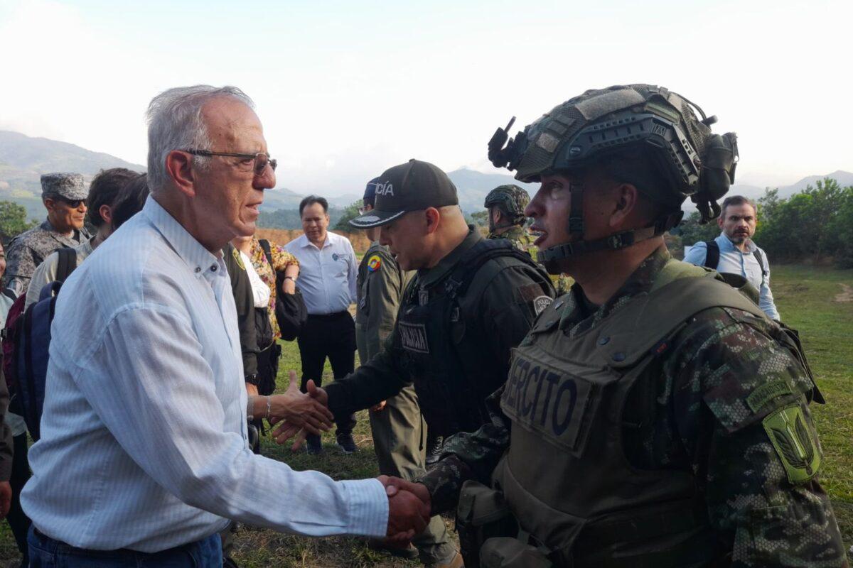 $!El ministro de Defensa, Iván Velásquez, recorriendo los municipios más afectados del Catatumbo.