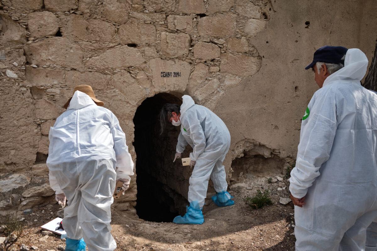 $!La arquitecta y restauradora del INAH, Begoña Garay (centro), acude a valorar y asesorar a las autoridades para la exploración de la noria, por la posibilidad de que dicha estructura pudiera contener restos. La restauradora mencionó que es la primera vez que dicha institución en el estado colabora en tareas de búsqueda. Don Memo, a la derecha, observa las labores de exploración.