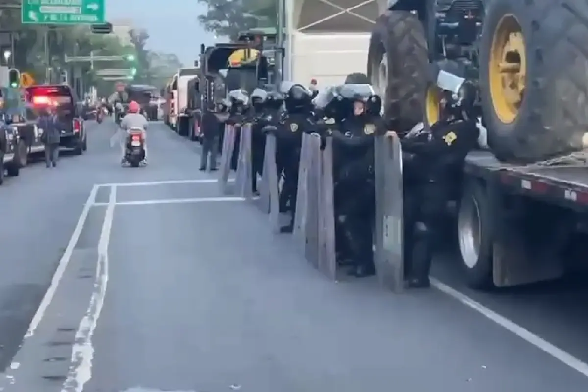 $!Elementos de seguridad rodeando camiones.