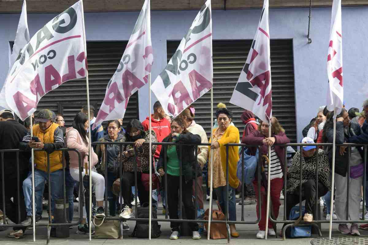 $!Ciudadanos y organizaciones se congregan en el Congreso de la CDMX para el Primer Informe de Clara Brugada