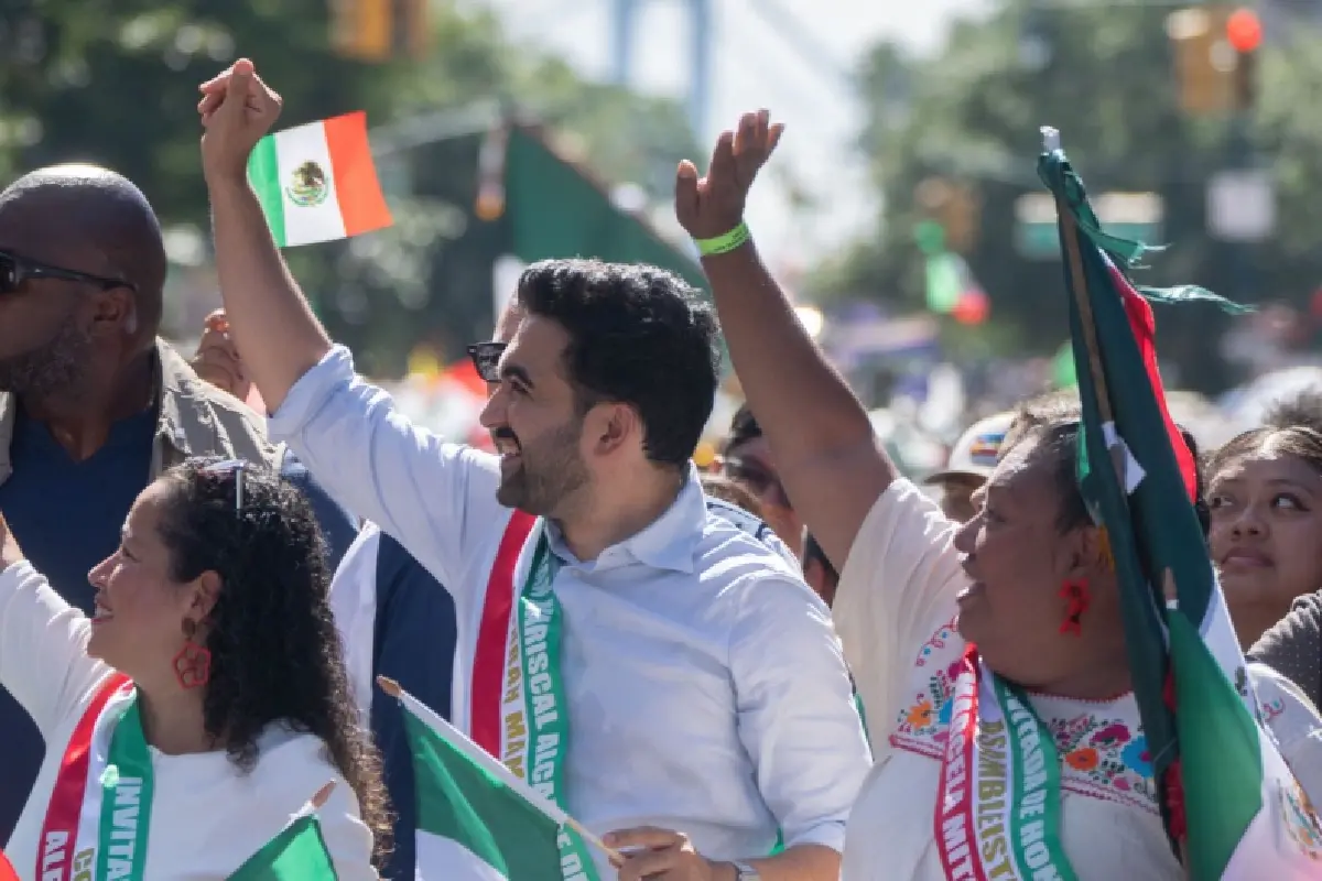 $!‘Están en su hogar’: Alcalde Mamdani participa en Grito de Independencia de México en Nueva York