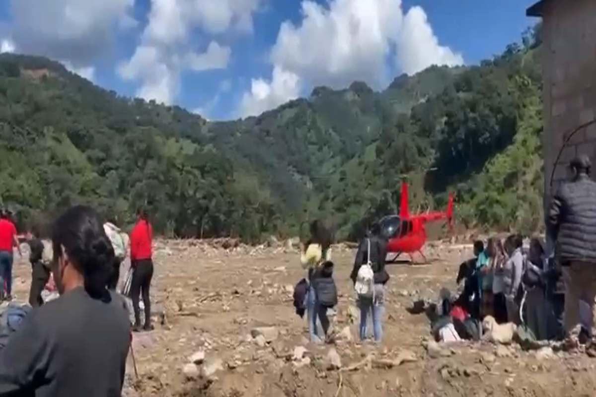 $!Con helicópteros, migrantes de EU evacuan Chapula, la comunidad en Hidalgo que quedó inhabitable tras lluvias