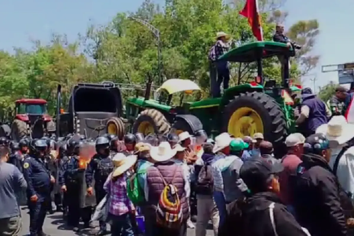 $!Transportistas y campesinos amagan con impedir el Mundial; bloquean Eje 2 Norte en la CDMX
