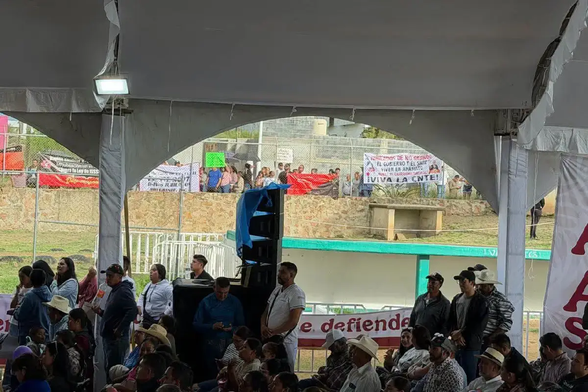 $!Integrantes de la CNTE se manifestaron en el exterior del parque de beisbol donde Sheinbaum encabezó un evento en Río Grande, Zacatecas.