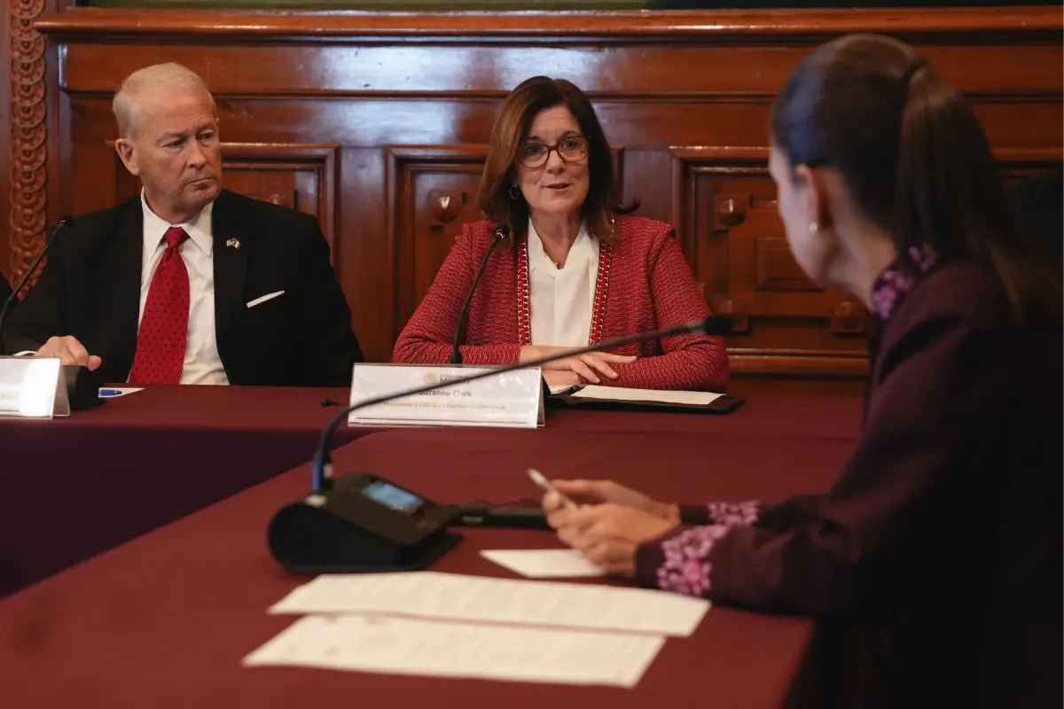 $!Sheinbaum y embajador de EU hablan sobre inversiones y la confianza en México
