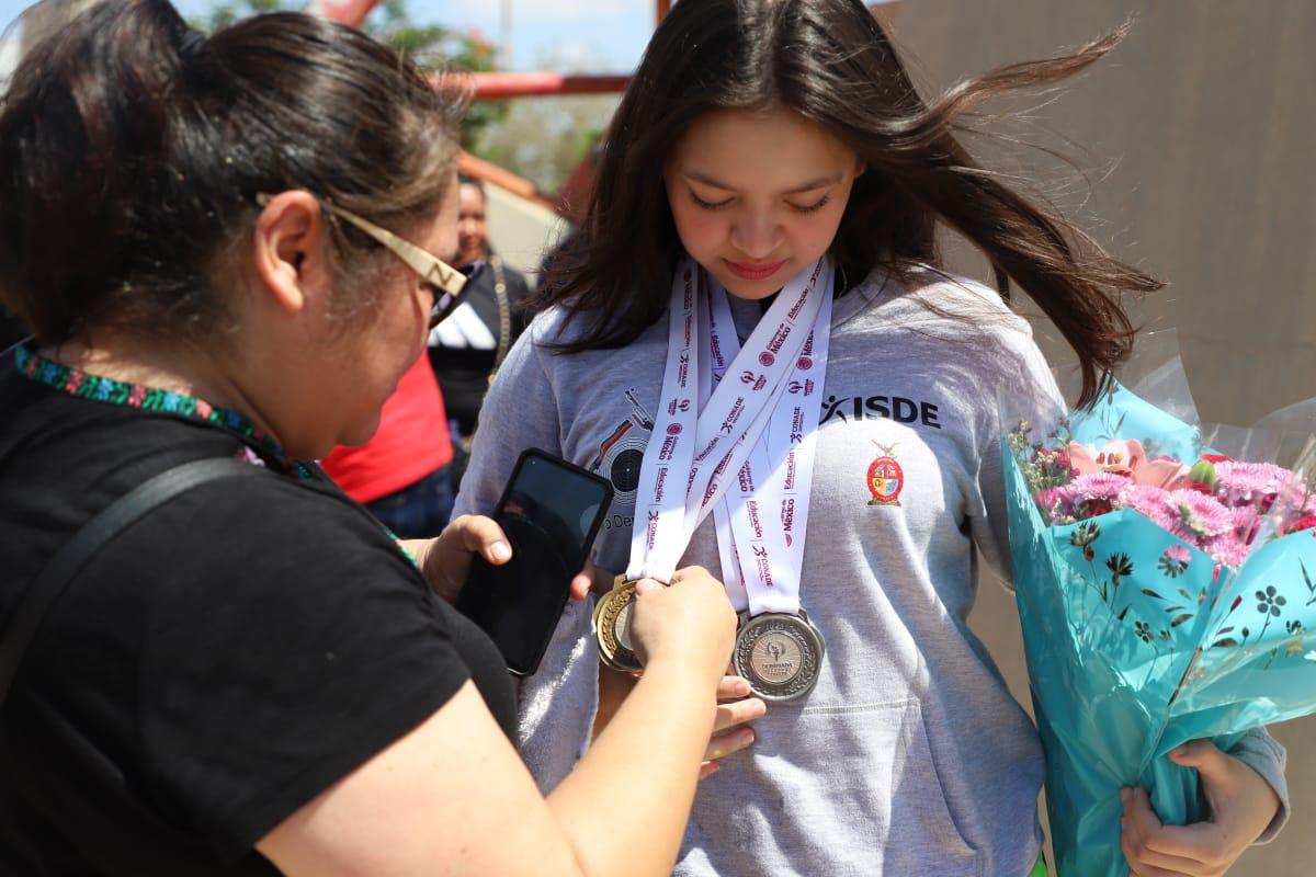 $!Reciben con entusiasmo a la delegación sinaloense de tiro deportivo; llega cargada de medallas