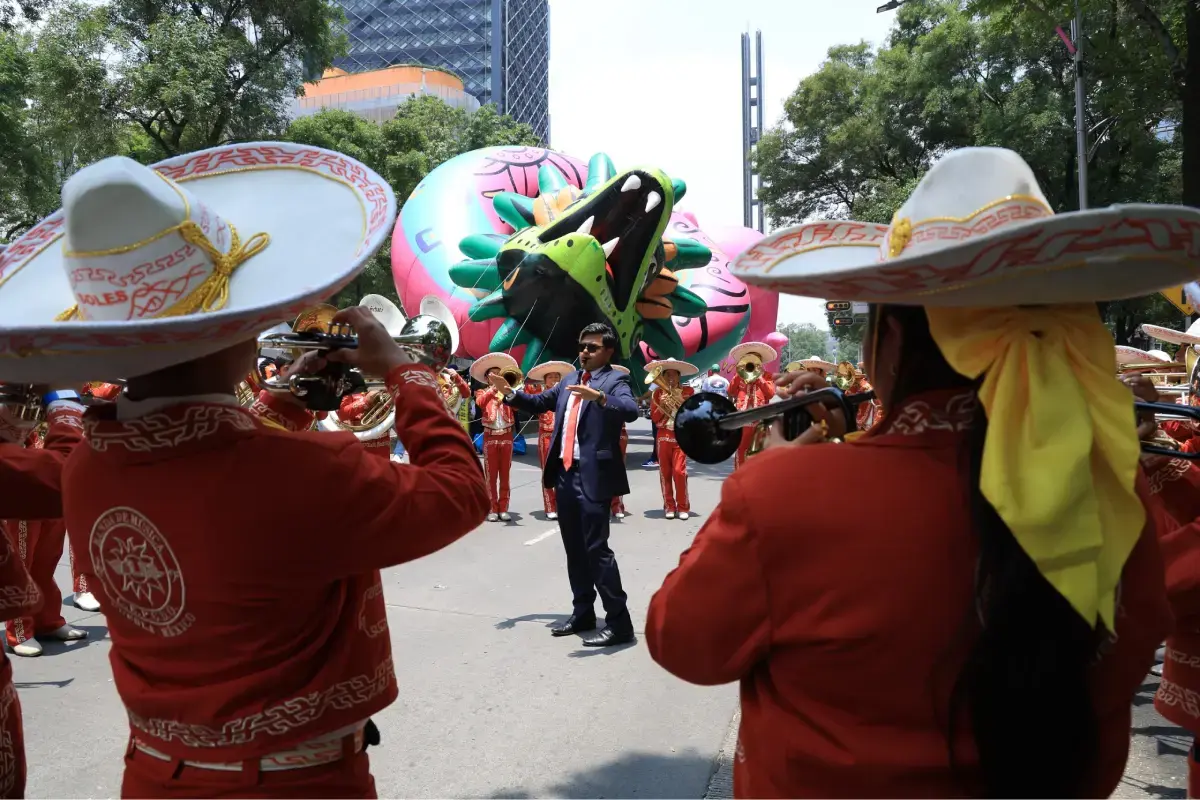 $!El recorrido incluyó elementos del Día de Muertos, futbol internacional y la participación de representantes de las 48 selecciones.