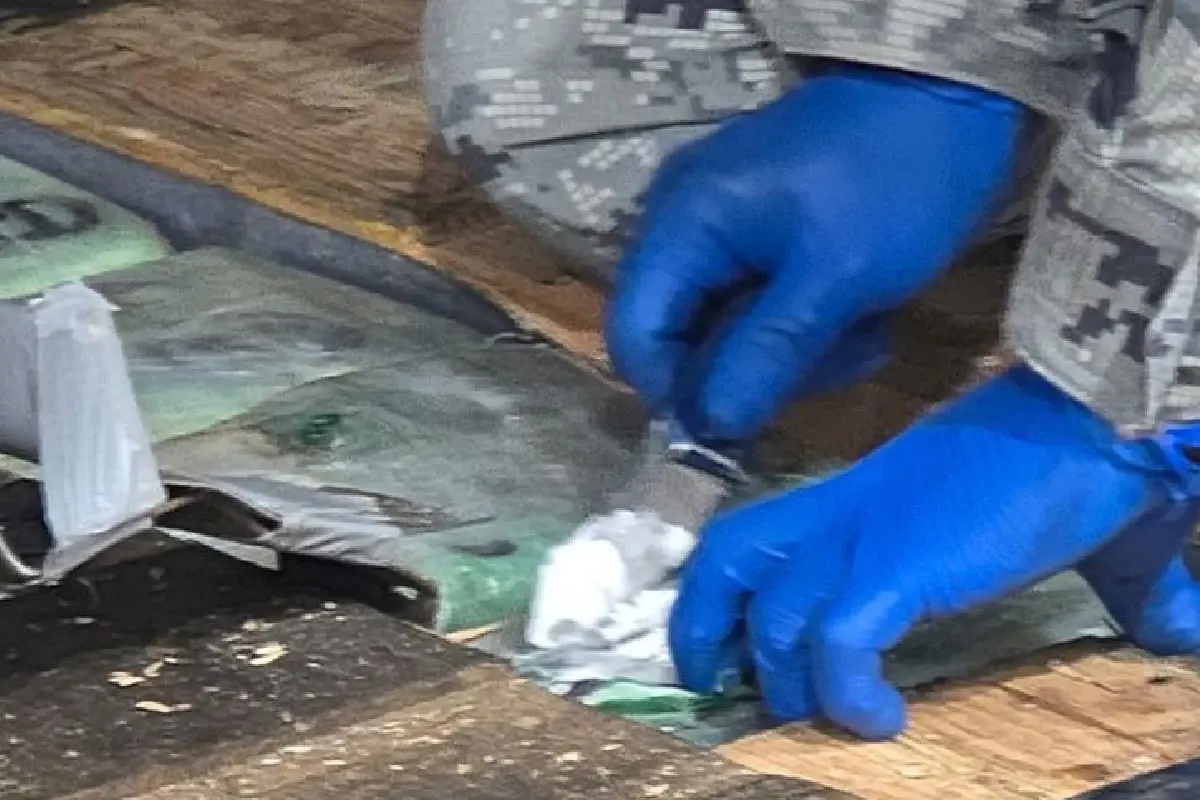 $!Dentro del camión se comprobó que eran cocaína y fentanilo que iban a ser introducidos a Estados Unidos.