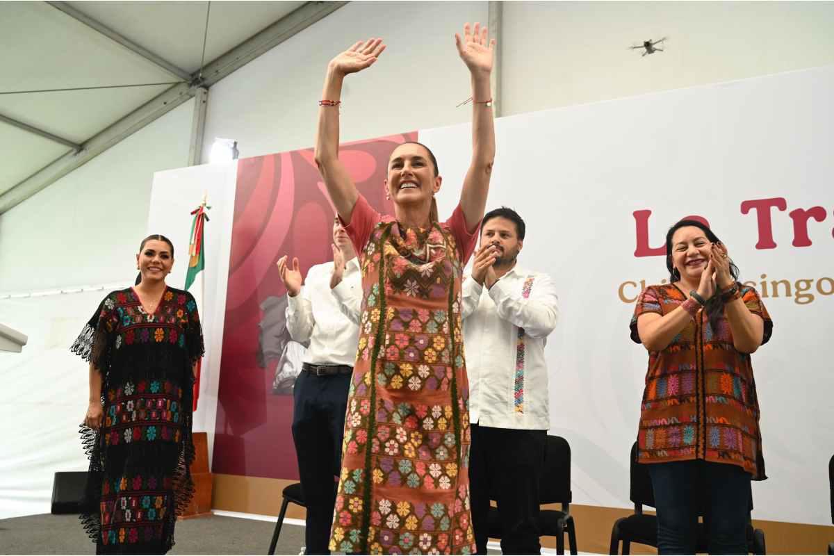 $!Sheinbaum llega a Guerrero en medio de protestas del magisterio; CETEG le entrega pliego petitorio