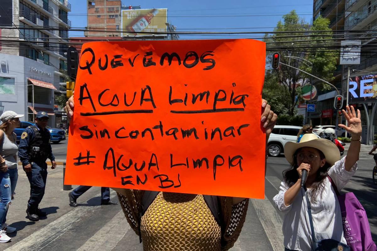 $!En CDMX protestan por agua con olor a gasolina; Sacmex entregará resultados el martes