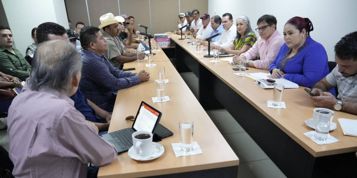 Exponen pescadores a diputados bajos niveles de captura de camarón en Sinaloa 