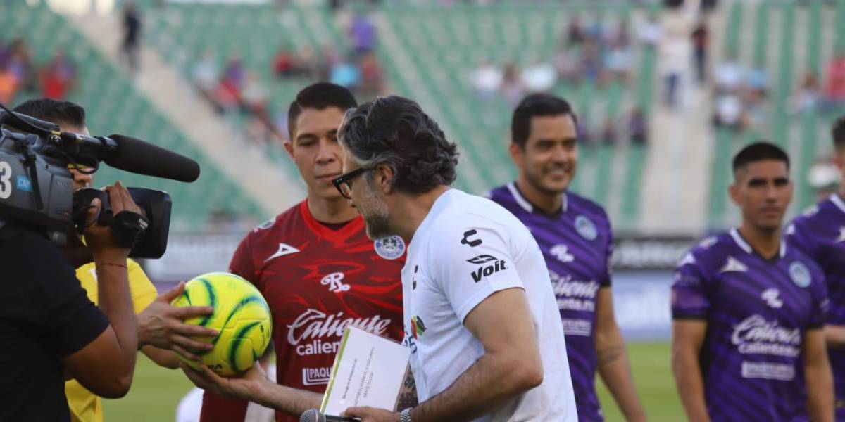 ‘Encanta’ Jaime Camil a aficionados al futbol en Mazatlán