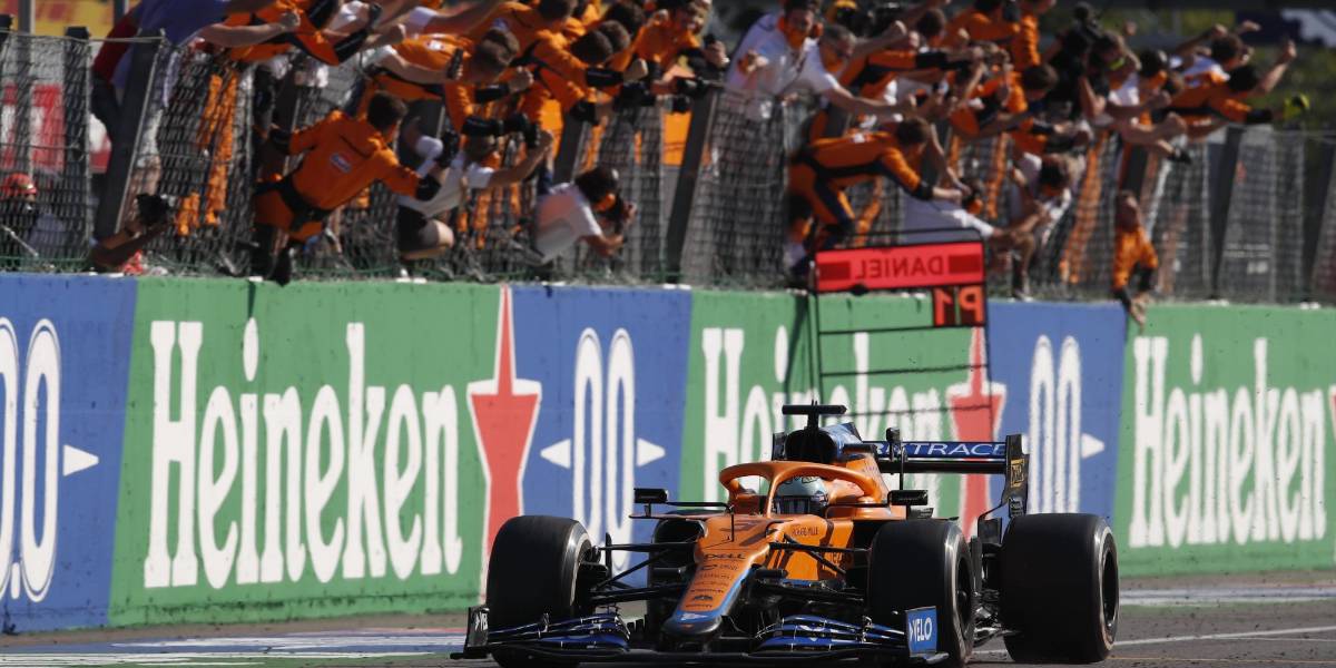 Checo Pérez finaliza tercero en GP de Italia, pero sanción le impide subir al podio Checo Pérez finaliza tercero en GP de Italia, pero sanción le impide subir al podio