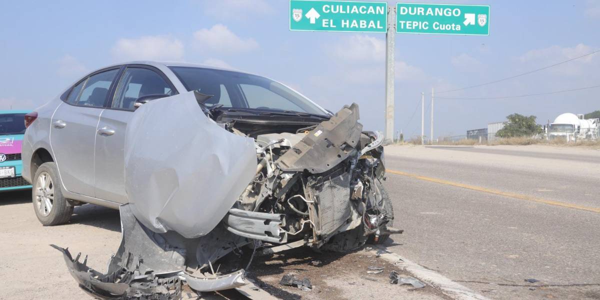 Choca automóvil contra un autobús de pasajeros en Mazatlán