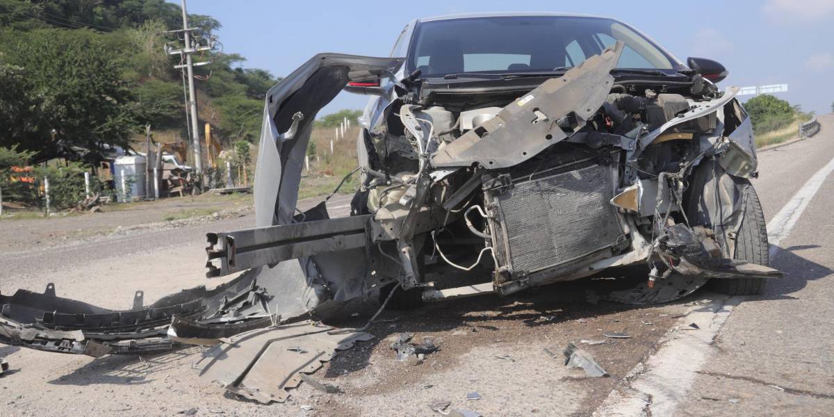 Choca automóvil contra un autobús de pasajeros en Mazatlán