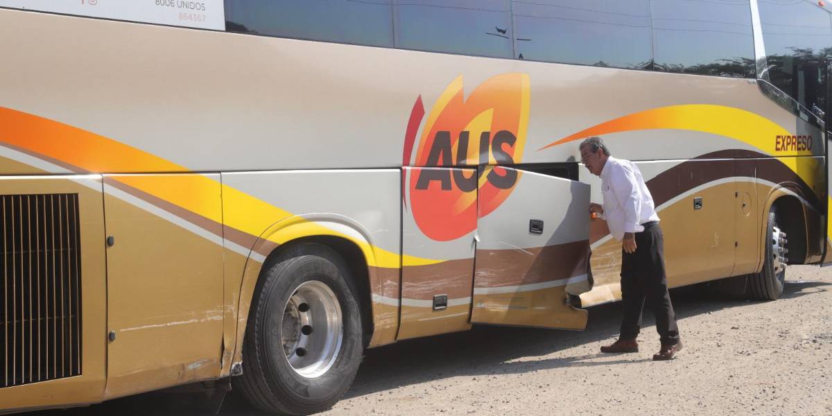 Choca automóvil contra un autobús de pasajeros en Mazatlán