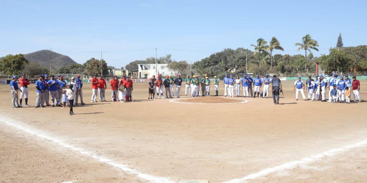 Gran fiesta se vive durante la ceremonia inaugural de la Liga de Beisbol Sabatina Interna 2022 del Club Polluelos