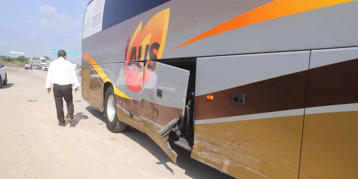 Choca automóvil contra un autobús de pasajeros en Mazatlán