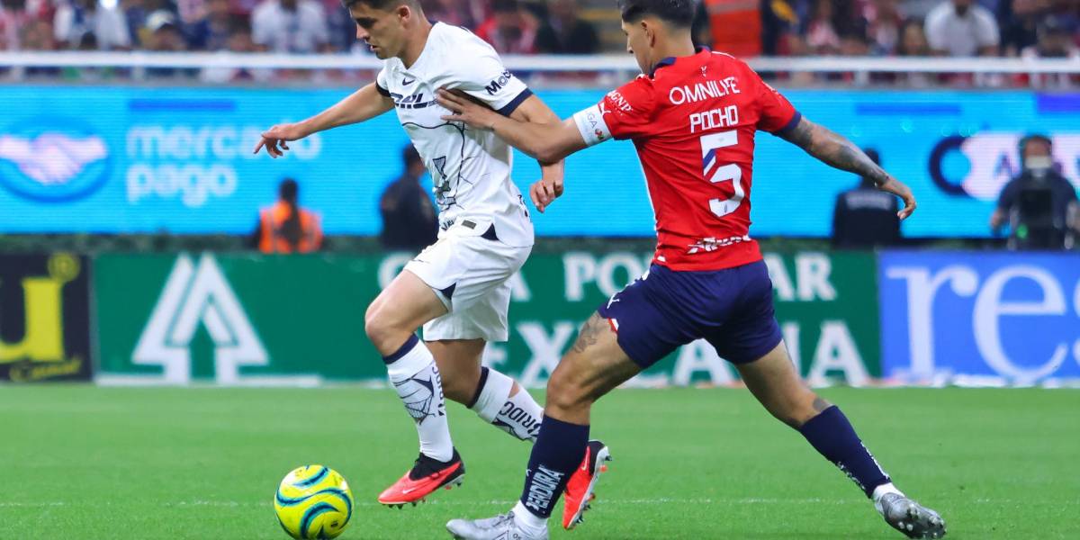Chivas se impone a Pumas en regreso de Chicharito