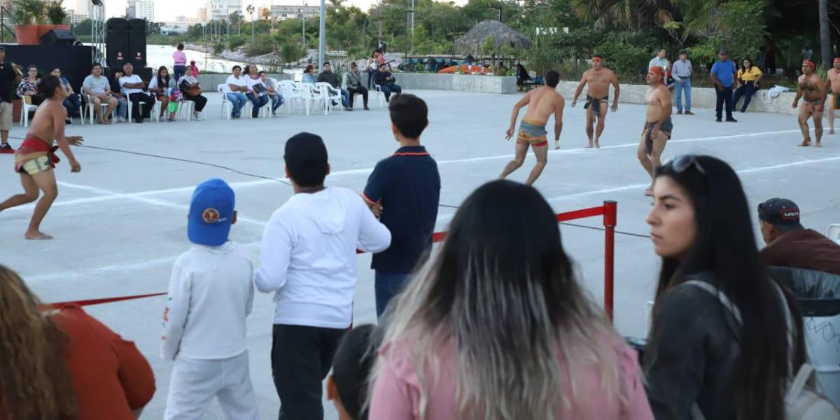Dan exhibición de Ulama en el Parque Central en Mazatlán
