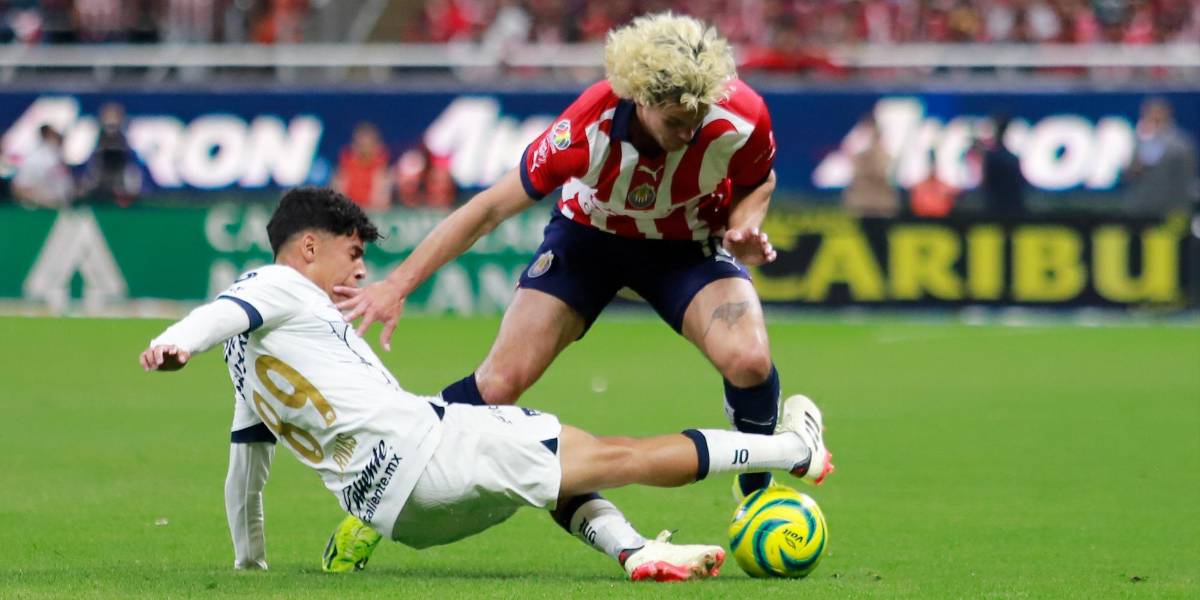 Chivas se impone a Pumas en regreso de Chicharito