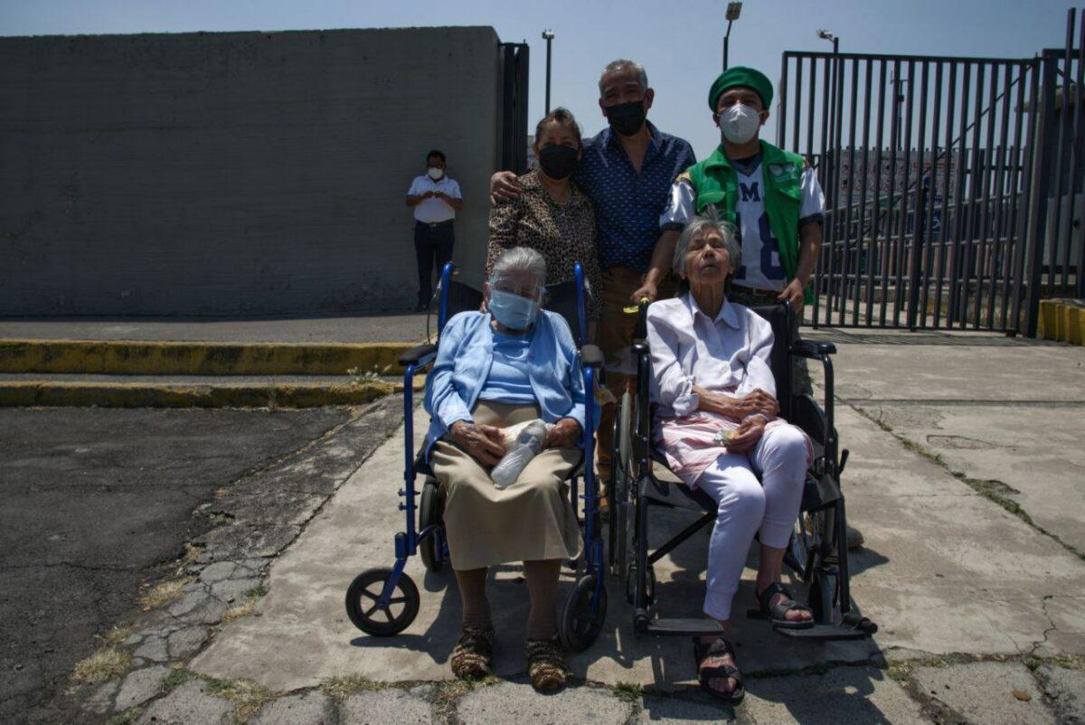 $!Retrato familiar, José Luis Villar con su familia, después de que su madre y tía fueron vacunadas.