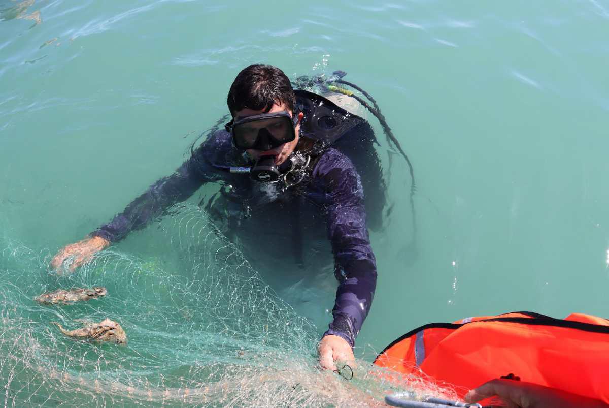 $!Héctor Iñiguez es buzo profesional y biólogo marino en Pesca ABC y dio una muestra de cómo realizan maniobras de extracción de redes de pesca fantasma en el Alto Golfo de California.